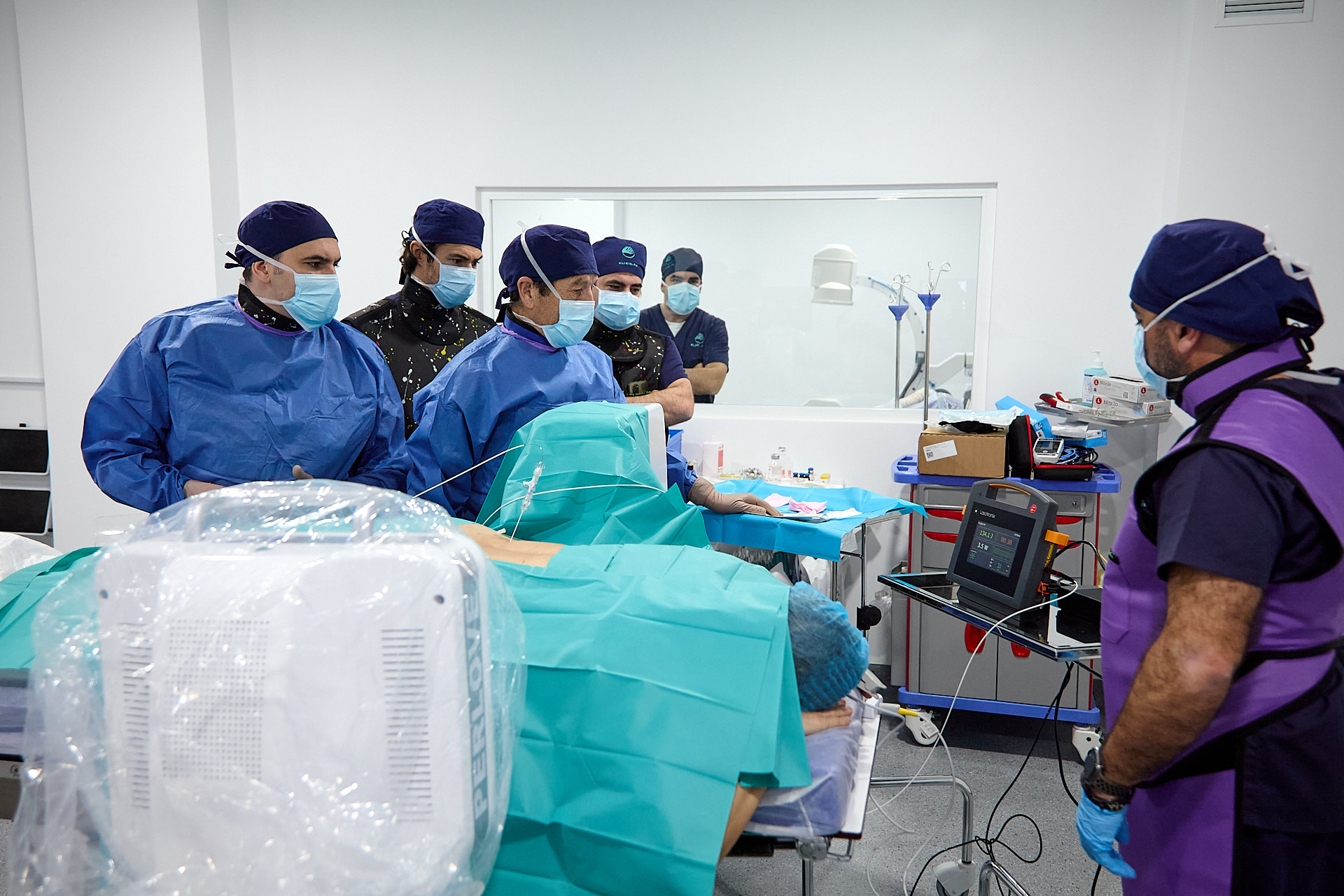 La Unidad INKLIDED cuenta con un equipo multidisciplinar que combina experiencia clínica y formación especializada, lo que nos permite ofrecer atención de excelencia a los pacientes y desarrollar proyectos de investigación y ensayos clínicos con rigor y eficacia. El equipo está formado por 5 investigadores principales y 15 colaboradores, entre ellos 9 médicos, 5 fisioterapeutas y 1 podólogo, además de 2 enfermeros especializados en ensayos clínicos y 2 profesionales en gestión de datos, garantizando un trabajo coordinado y de alta calidad en cada proyecto. Asimismo, disponemos de especialistas en creación de CRDs, estadística, monitorización externa y gestión integral de ensayos clínicos, lo que nos permite cubrir todas las fases de un estudio: desde la tramitación de aprobaciones regulatorias hasta el análisis estadístico de resultados y la presentación del informe final.